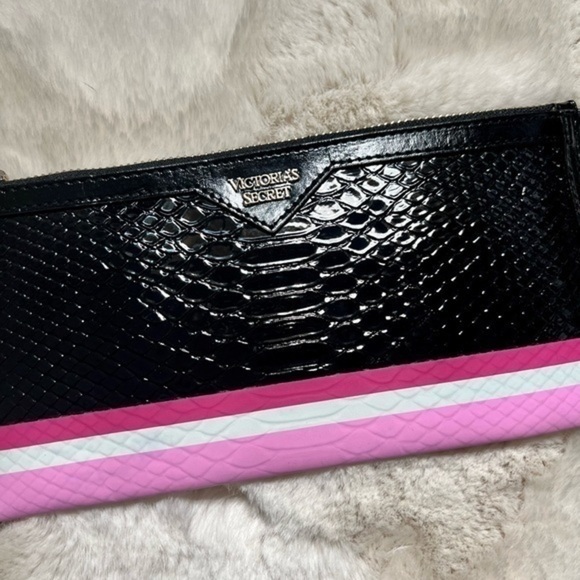 ⭐️⭐️Victoria's Secret Zippered  Croc Snakeskin Clutch - Picture 5 of 10